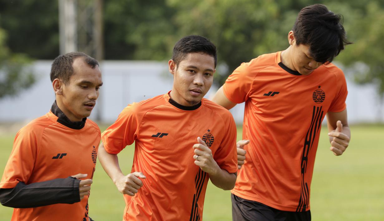 Pemain Persija Jakarta, Evan Dimas, saat latihan di Lapangan Sutasoma, Jakarta, Jumat (17/1/2020). Gelandang Timnas Indonesia ini menjadi rekrutan baru Macan Kemayoran untuk mengarungi Liga 1 musim depan. (Bola.com/M Iqbal Ichsan)