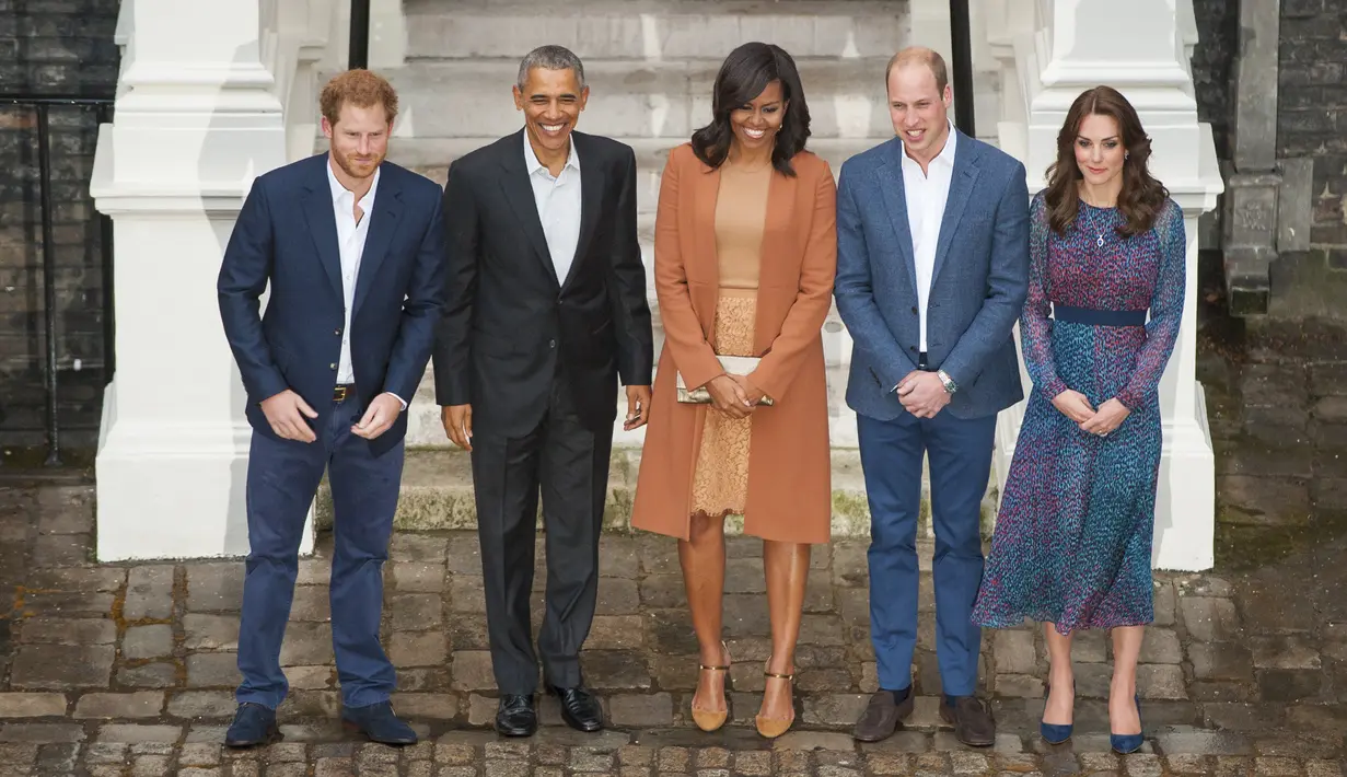 Presiden AS Barack Obama dan Ibu Negara Michelle Obama berpose bersama Pangeran William dan sang istri, Kate Middleton serta Pangeran Harry saat tiba untuk jamuan makan malam di Kensington Palace, London, Jumat (22/4). (REUTERS/Dominic Lipinski/Pool)