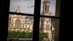 Bangunan gereja Saint-Germain L"Auxerrois terlihat dari sebuah kaca jendela di Paris, 16 Mei 2016. (LIONEL Bonaventure/AFP)