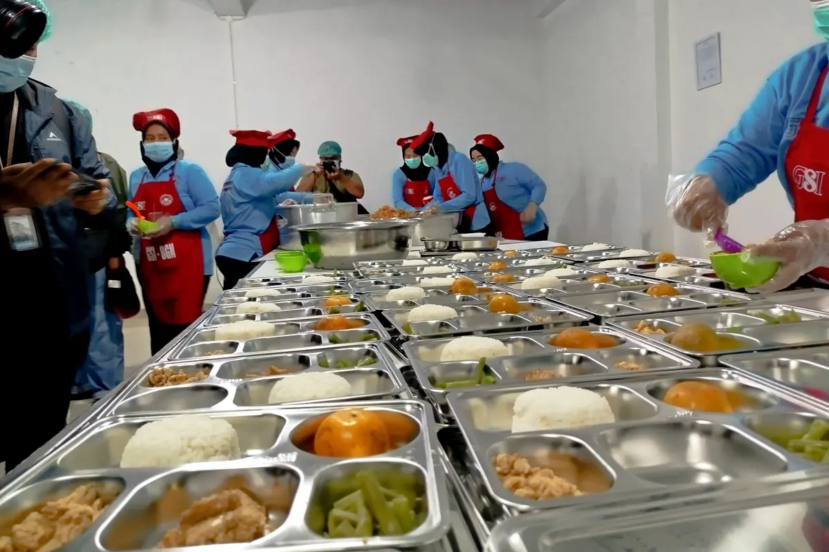 Suasana di dapur yang menyiapkan Makanan Bergizi Gratis di Depok, Jawa Barat, Senin (6/1/2025).