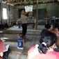 Bambang Supriyanto, tertegun melihat anak-anak di Kecamatan Jangkang, Kabupaten Sanggau, Kalimantan Barat (Kalbar) buta huruf. (Liputan6.com/Achmad Sudarno)