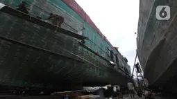 Perbaikan yang dilakukan seperti pembersihan tiram, dan kebocoran kecil, pada sela alur perahu. (merdeka.com/Imam Buhori)