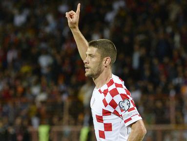 Pemain Kroasia, Andrej Kramaric, melakukan selebrasi setelah mencetak gol ke gawang Armenia pada laga Kualifikasi Euro 2024 di Stadion Vazgen Sargsyan Republican, Armenia, Senin (11/9/2023). Kroasia menang dengan skor 1-0. (AFP/Karen Minasyan)