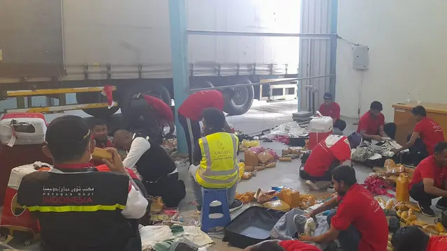 Koper jemaah haji Indonesia dibongkar paksa karena kelebihan beban yang ditentukan hingga berisi barang bawaan yang dilarang. Salah satu barang bawaan dilarang yang banyak ditemukan di dalam koper adalah air zamzam. (FOTO: MCH PPIH ARAB SAUDI 2023)