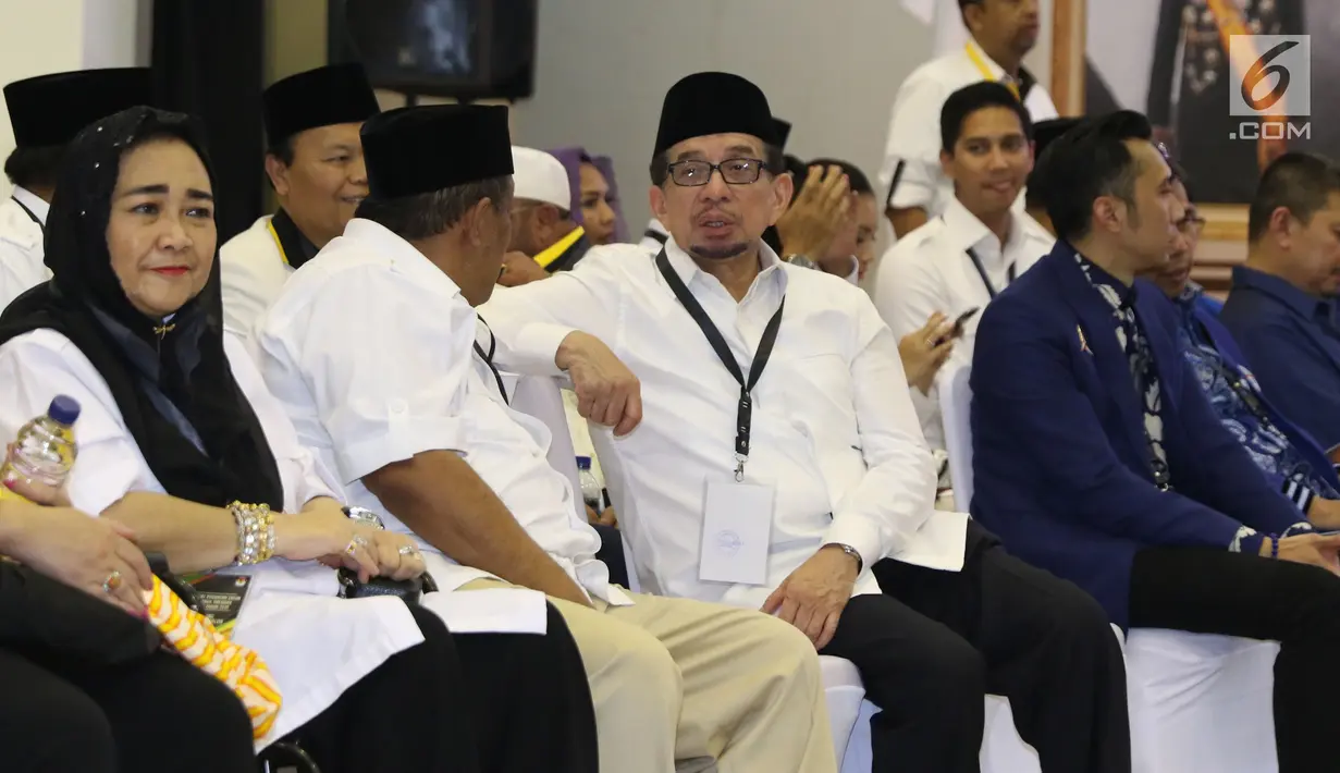 Ketua Majelis Syuro PKS Salim Segaf Al Jufri (tengah) jelang mendampingi pasangan Prabowo/Sandi Uno mendaftar bakal Capres/Cawapres Pemilu 2019 di Gedung KPU, Jakarta, Jumat (10/8). (Liputan6.com/Helmi Fithriansyah)