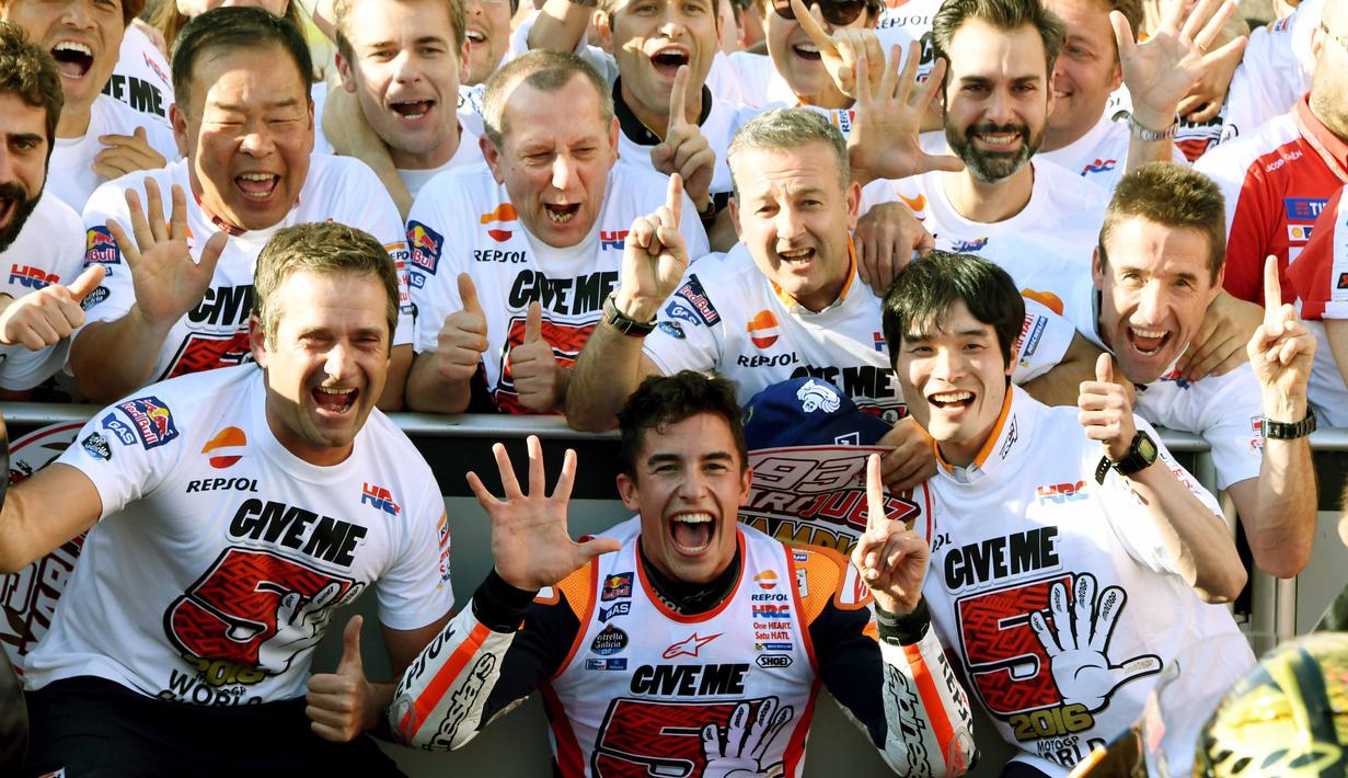 Pebalap Repsol Honda Team, Marc Marquez (tengah) berada pada urutan kedua Trending Riders dengan 32% total mention. (AFP/Toshifumi Kitamura)
