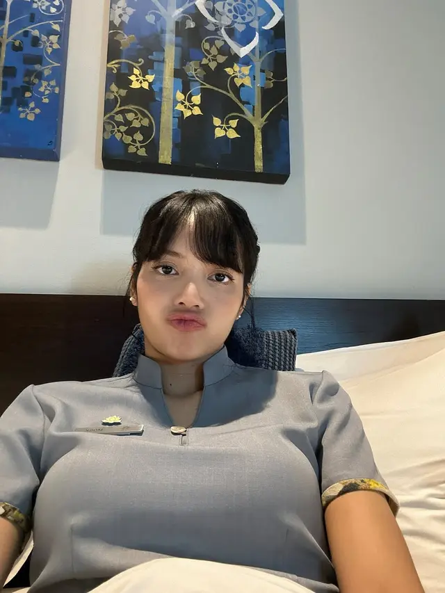 Potret Cantik Lisa BLACKPINK Tanpa Makeup di The White Lotus 3, Berbalut Seragam Pegawai Hotel Sambil Naik Motor Matic