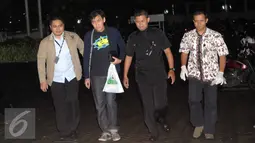 Ariesman Widjaja enggan memberikan komentar saat tiba di KPK, Jakarta, Jumat (1/4). Harisman menyerahkan diri usai penetapan dirinya sebagai tersangka terkait pembahasan raperda sonasi wilayah pesisir dan pulau-pulau terluar. (Liputan6.com/Helmi Afandi)