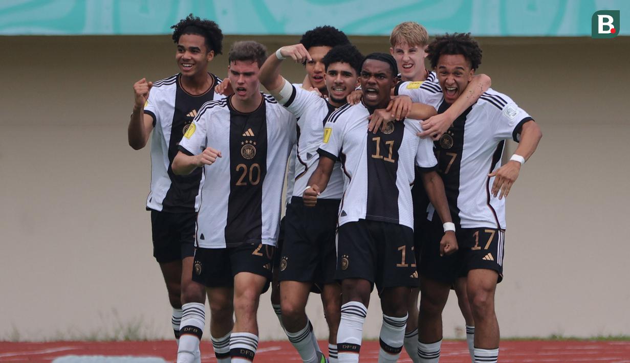 <p>Pemain Timnas Jerman U-17 melakukan selebrasi setelah Charles Kwablan Herrmann (ketiga kanan) mencetak gol ke gawang Timnas Amerika Serikat U-17 pada laga 16 besar Piala Dunia U-17 2023 yang berlangsung di Si Jalak Harupat, Bandung, Selasa (21/11/2023). (Bola.com/Ikhwan Yanuar)</p>