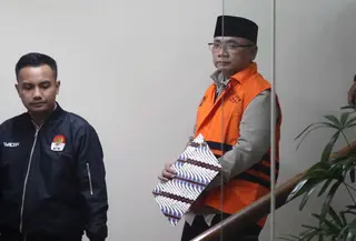 Yaqut Cholil Qoumas selesai diperiksa penyidik KPK selepas adzan maghrib waktu Jakarta. Tampak dalam foto, mantan Menteri Agama, Yaqut Cholil Qoumas, saat dibawa menuju mobil tahanan di Gedung Merah Putih Komisi Pemberantasan Korupsi (KPK), Jakarta, Kamis (12/3/2026). (Liputan6.com/Helmi Fithriansyah)