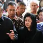 Mantan Presiden Susilo Bambang Yudhoyono bersama istri, Ani Yudhoyono melayat penyanyi Mike Mohede. (Herman Zakharia/Liputan6.com)