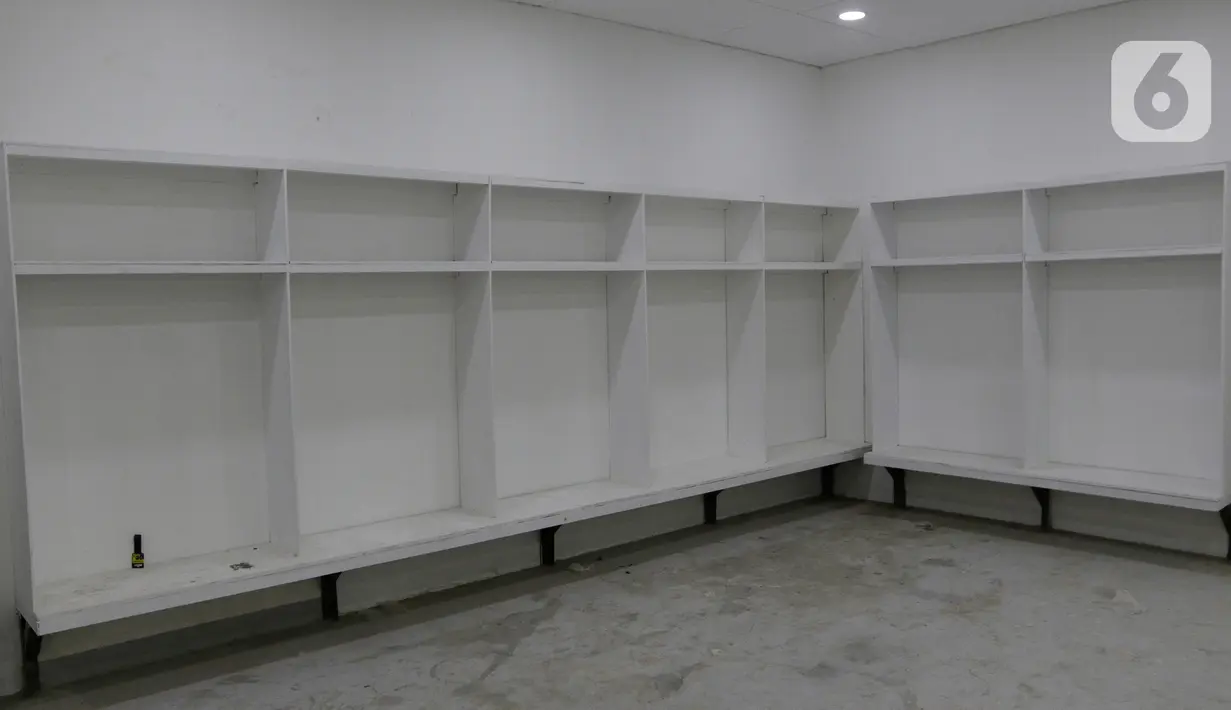 Suasana ruang ganti di Stadion Rizal Memorial, Manila, Filipina, Senin (25/11/2019). Meski akan digunakan besok untuk cabang sepak bola SEA Games 2019, kondisinya masih belum layak. (Bola.com/M Iqbal Ichsan)