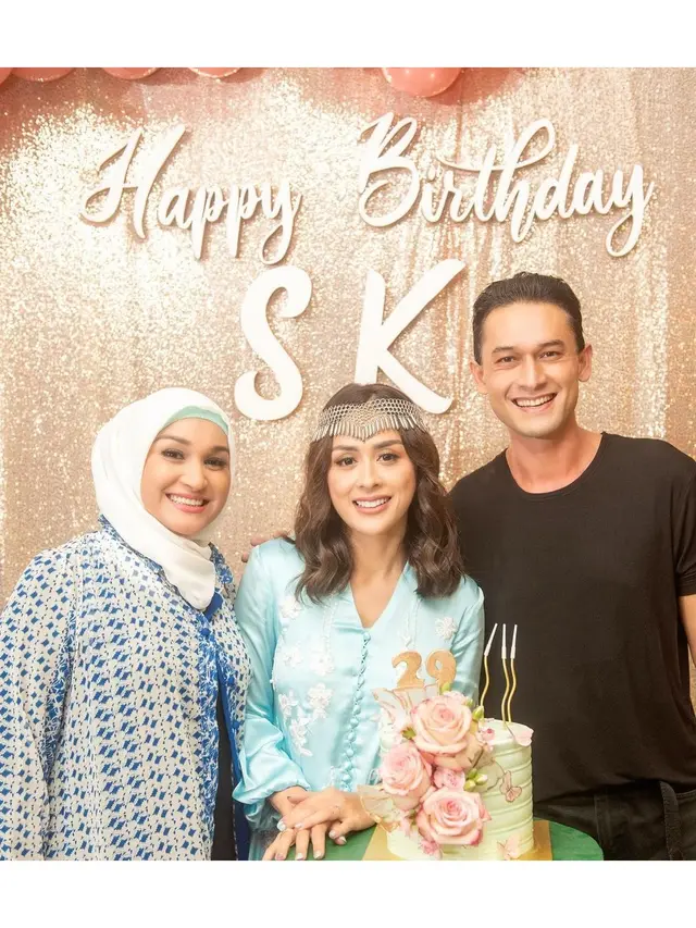 7 Potret Perayaan Ulang Tahun Selvi Kitty ke-29, Meriah Dihadiri Rekan Artis