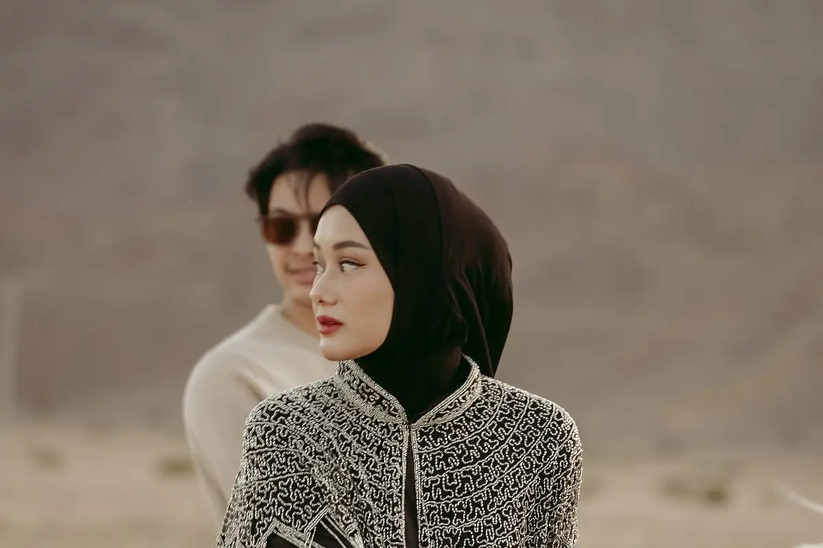 Gaya Pasutri Kece Rey Mbayang & Dinda Hauw saat Riding Date di Tengah Ibadah Umrah
