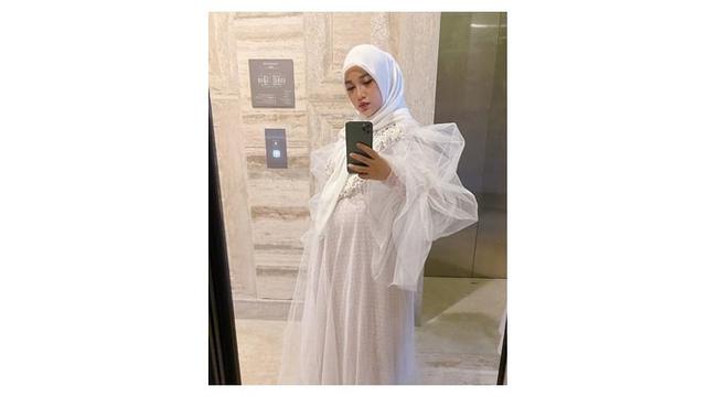 6 Potret Chacha Frederica Jalani Maternity Shoot di Rumah, Memukau