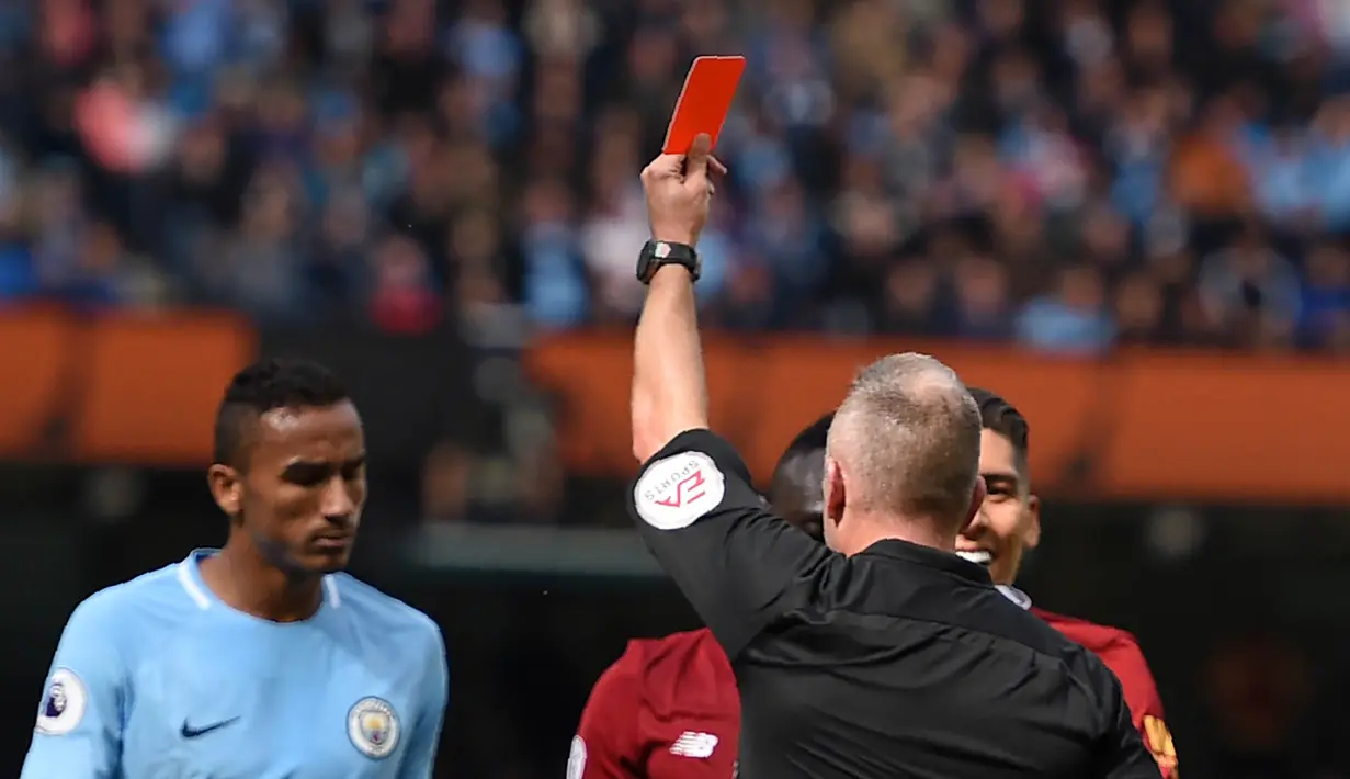 Pemain Liverpool, Sadio Mane, menerima kartu merah karena melanggar kiper Manchester City, Ederson Moraes, pada laga Premier League di Stadion Ettihad, Manchester, Sabtu (9/9/2017). Akibat insiden ini Ederson mengalami luka parah. (AFP/Oli Scarff)