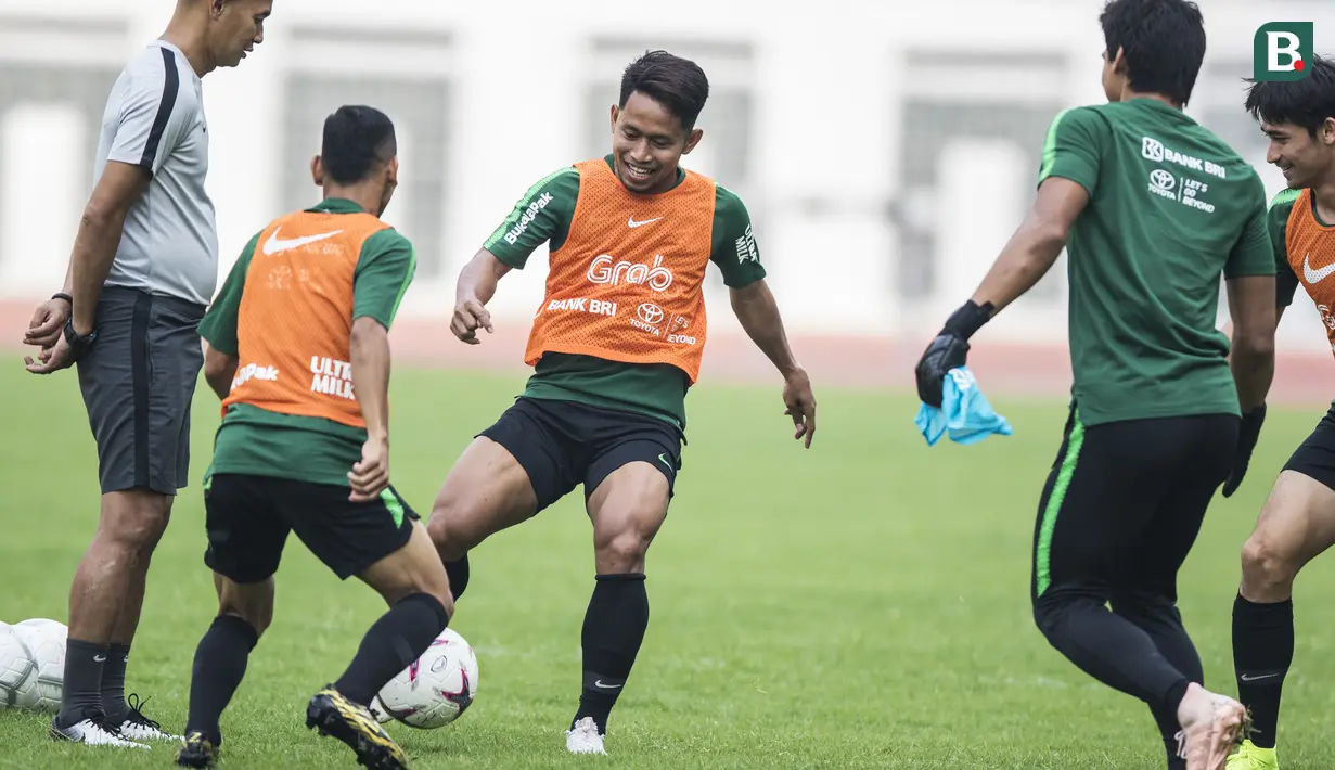 Pemain Timnas Indonesia, Andik Vermansah, mengontrol bola saat latihan di Stadion Wibawa Mukti, Jawa Barat, Selasa (6/11). Latihan ini merupakan persiapan jelang Piala AFF 2018. (Bola.com/Vitalis Yogi Trisna)