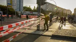 Aktivis iklim memblokir Jembatan Jannowitz di Berlin, Jerman, Jumat (20/9/2019). Aktivis memblokir Jembatan Jannowitz menggunakan ratusan tali plastik. (AXEL SCHMIDT/AFP)