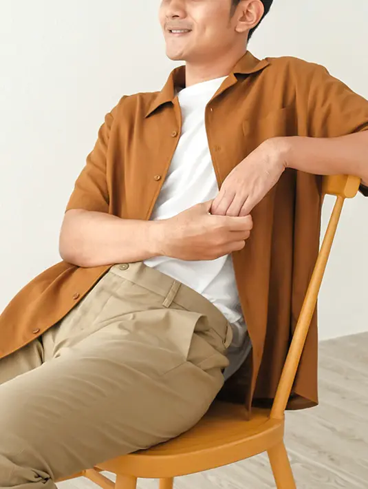 Koleksi untuk pria pada koleksi Serenity bukan hanya satu, kemeja yang satu ini hadir dengan model kerah berpotong sehingga lebih santai. Bisa dikancingkan seperti kemeja maupun dijadikan outer.