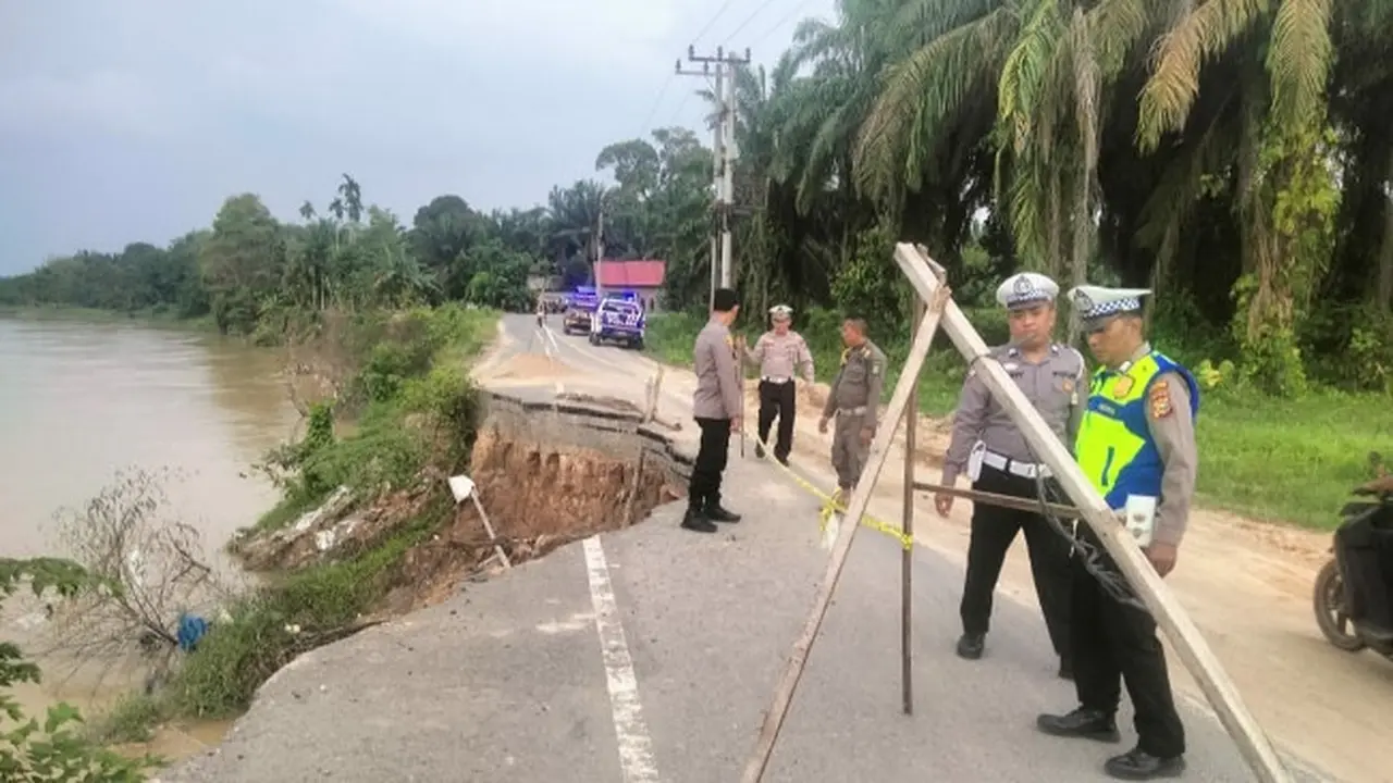 Jalan di Kabupaten Indragiri Hulu yang longsor menjelang Lebaran Idul Fitri.