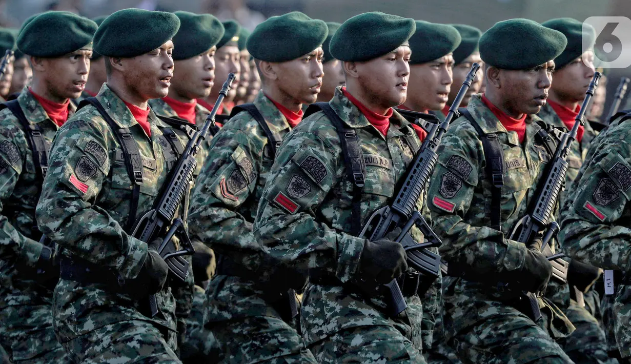Prajurit saat mengikuti parade upacara peringatan HUT ke-74 TNI di Taxy Way Echo Lanud Halim Perdanakusuma, Jakarta Timur, Sabtu (5/10/2019). HUT ke-74 TNI juga menampilkan sejumlah alat utama sistem persenjataan (Alutsista). (Liputan6.com/JohanTallo)