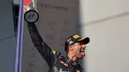 Pebalap Red Bull Racing, Daniel Ricciardo, menjadi pemenang balapan F1 GP Malaysia di Sirkuit Sepang, Minggu (2/10/2016). Kemenangan ini tak lepas dari nasib apes yang dialami pebalap Mercedes GP, Lewis Hamilton. (AFP/Mohd Rasfan)