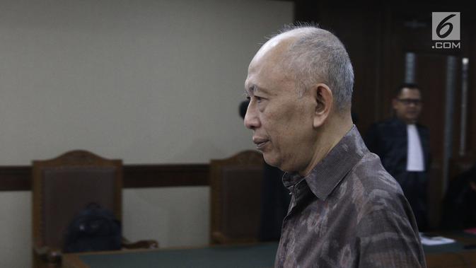 Terdakwa PT Nusa Kontruksi Enjiniring (NKE) diwakili oleh Direktur Utama Djoko Eko Suprastowo seusai menjalani sidang perdana di Pengadilan Tipikor, Jakarta, Kamis (11/10). Sidang perdana ini beragenda pembacaan dakwaan. (Liputan6.com/Herman Zakharia)