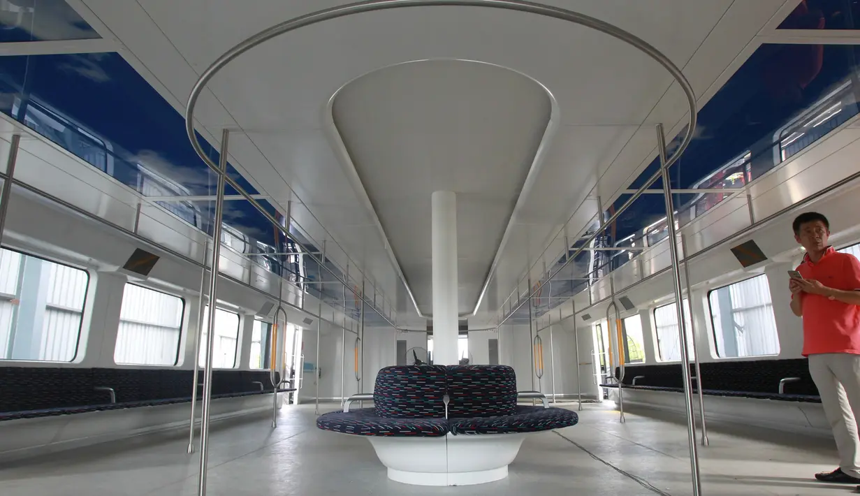 Interior Bus listrik TEB-1 (Transit Elevated Bus) usai uji coba di Qinhuangdao, Hebei, Tiongkok, Rabu (3/8). Bus tersebut dikabarkan mampu membawa penumpang sebanyak 300 orang. (REUTERS)