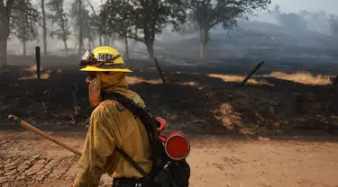 Petugas pemadaman mengatur jalur pemadaman saat Api Bolt membakar Lembah Yokuts di Fresno County, California, pada tanggal 26 Juni 2024. (David SWANSON/AFP)
