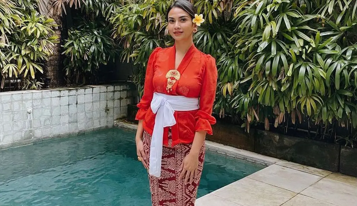 Vanessa Angel juga terlihat beberapa kali mengenakan kebaya Bali di unggahan Instagramnya. Namun kali ini sebagai selebrasi HUT ke-76 RI, Vanessa memadukan kebaya merah dengan sabuk prada berwarna putih. (Instagram/vanessaangelofficial).
