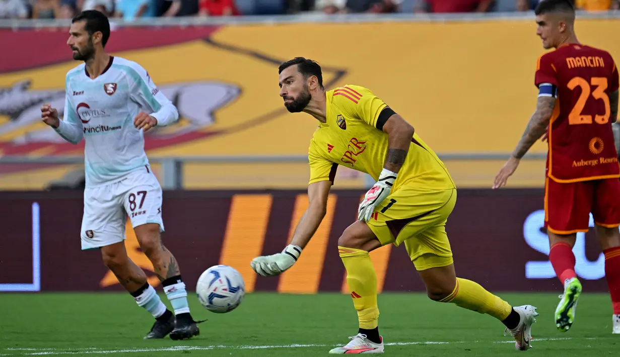 Rui Patricio yang didatangkan AS Roma dari Wolverhampton Wanderers pada awal musim 2021/2022 langsung menyegel posisi kiper utama menggantikan Pau Lopez yang akhirnya dipinjamkan ke Olympique Marseille. Masih berstatus kiper utama pada 2023/2024, ia selalu tampil 90 menit penuh dalam 18 laga AS Roma di Serie A dengan raihan 5 kali clean sheet dan kebobolan 20 gol. AS Roma pun dibawanya menempati posisi ke-7 klasemen sementara. (AFP/Alberto Pizzoli)