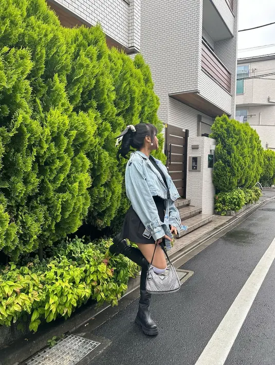 Aksesori pita yang disematkan pada rambut ponytail-nya juga bikin penampilan Fuji makin manis.  [Foto: IG/fuji_an].