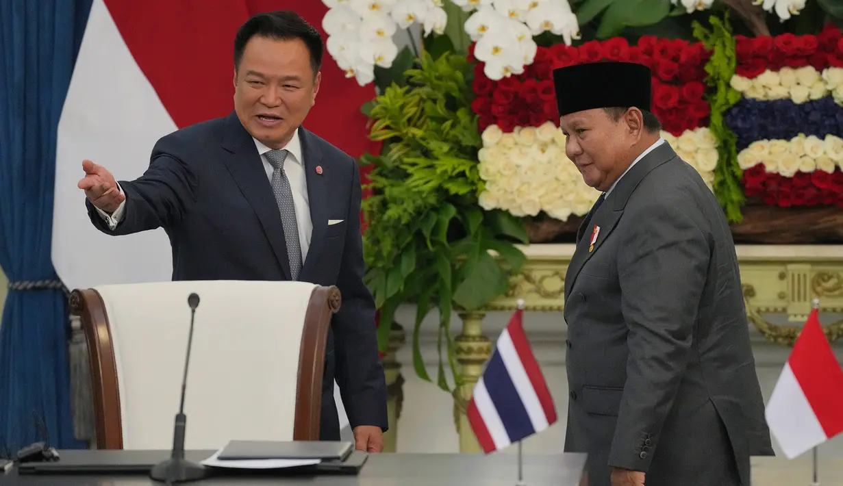Presiden Prabowo Subianto bersama Perdana Menteri (PM) Thailand Anutin Charnvirakul  menggelar keterangan pers saat kunjungan kenegaraan di Istana Merdeka, Jakarta, Senin (3/8/2026). (AP Photo/Tatan Syuflana)
