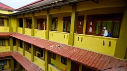 Seorang anggota Badan Penanggulangan Bencana Daerah (BPBD) menyemprotkan disinfektan di sebuah Sekolah Menengah Pertama (SMP) dalam rangka program mitigasi pencegahan penyebaran flu burung di Banda Aceh pada Jumat 31 Oktober 2025. Pelaksana Tugas (Plt) Kepala Pelaksana BPBD Banda Aceh, Ardi Asyadi, mengatakan penyemprotan berdasarkan permintaan resmi pihak sekolah dan hasil koordinasi dengan Dinas Pendidikan dan Kebudayaan (Disdikbud) setempat. (Chaideer MAHYUDDIN/AFP)