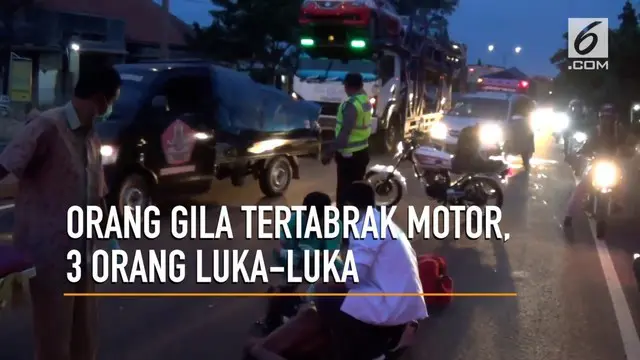 Terjadi kecelakan antara pengendara motor dan orang gila di jalan Poros Pantura, Lamongan. Tiga orang mengalami luka-luka.