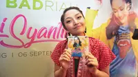 Pedangdut Siti Badriah menunjukan album terbarunya berjudul 'Lagi Syantik' di kawasan Cideng, Jakarta, Kamis (6/9). Single "Lagi Syantik" telah ditonton lebih dari 200 juta kali di situs YouTube. (Liputan6.com/Faizal Fanani)