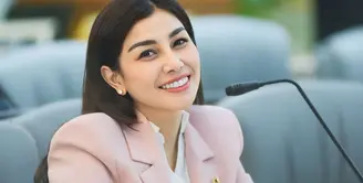 Nisya Ahmad tampil anggun dan profesional dalam balutan outfit formal saat menjalankan tugasnya sebagai anggota DPRD. [@nissyaa].