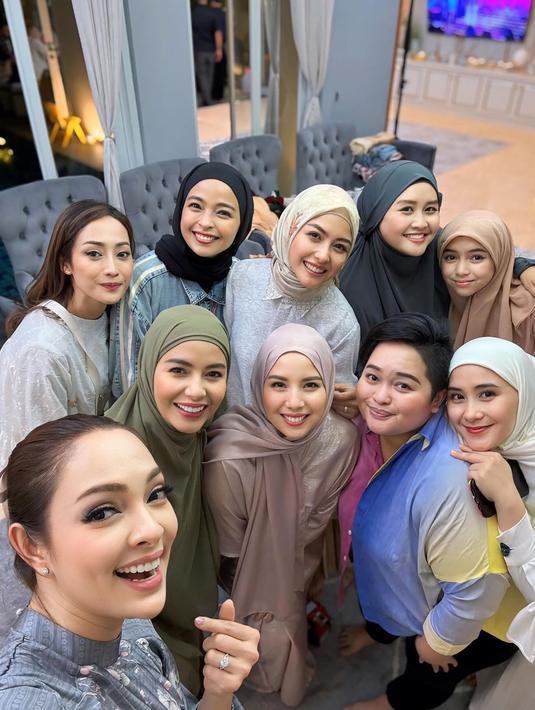 Dari selfie bareng hingga bermain TikTok, Sienna dengan santai berbaur dengan para artis wanita yang hadir. Ia juga terlihat paling luwes saat berjoged mengikuti musik yang menjadi tren TikTok terkini. Tidak hanya tumbuh menjadi remaja cantik, Sienna juga pandai bersosialisasi. (Liputan6.com/IG/@reisabrotoasmoro)