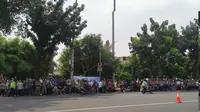 Jelang kedatangan jenazah Ani Yudhoyono, warga terlihat sudah berjejer di sepanjang jalan TMP Kalibata. (Merdeka.com)