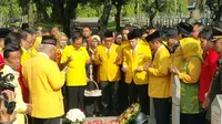 Ketua Umum Partai Golkar dan penguru DPP Partai Golkar berdoa di TMP Kalibata, Jakarta Selatan, Jumat (20/10/2017). (Liputan6.com/Nanda Perdana Putra)