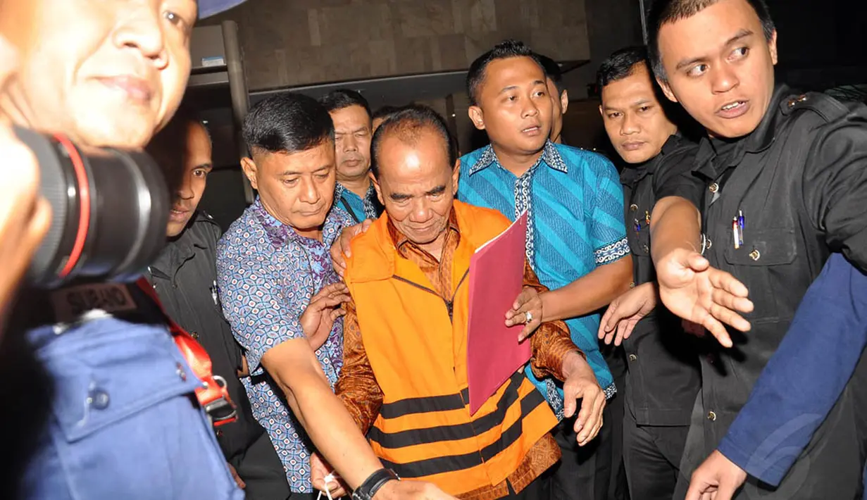 KPK menetapkan Annas Maamun sebagai tersangka kasus suap terkait soal alih fungsi hutan industri di Kepulauan Riau dengan uang senilai Rp 2 miliar, Jakarta, (26/9/14). (Liputan6.com/Miftahul Hayat)