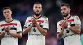 Pemain Manchester United, Manuel Ugarte, Noussair Mazraoui, dan Bruno Fernandes (kiri ke kanan) bertepuk tangan kepada para penggemar di akhir Liga Premier Inggris melawan Crystal Palace di Selhurst Park, London, Sabtu, 21 September 2023. (AP Photo/Kin Cheung)
