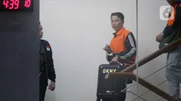 Komisi Pemberantasan Korupsi (KPK) menahan Bupati Rejang Lebong, Provinsi Bengkulu, Muhammad Fikri Thobari, sebagai tersangka terkait kasus dugaan suap proyek di lingkungan Pemerintahan Kabupaten Rejang Lebong, pada Rabu (11/3/2026). Tampak dalam foto, Bupati Rejang Lebong, Muhammad Fikri Thobari, saat digiring petugas menuju mobil tahanan usai menjalani pemeriksaan di Gedung Merah Putih Komisi Pemberantasan Korupsi (KPK), Jumat (11/3/2026) dini hari WIB. (Liputan6.com/Helmi Fithriansyah)