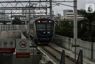 Rangkaian kereta MRT melintas di kawasan Blok M, Jakarta, Rabu (10/3/2021). Kementerian Perhubungan berencana akan membangun MRT dan light rail transit (LRT) di lima kota yakni Bali, Bandung, Surabaya, Medan dan Makassar yang didanai lewat skema dana abadi Indonesia. (Liputan6.com/Johan Tallo)