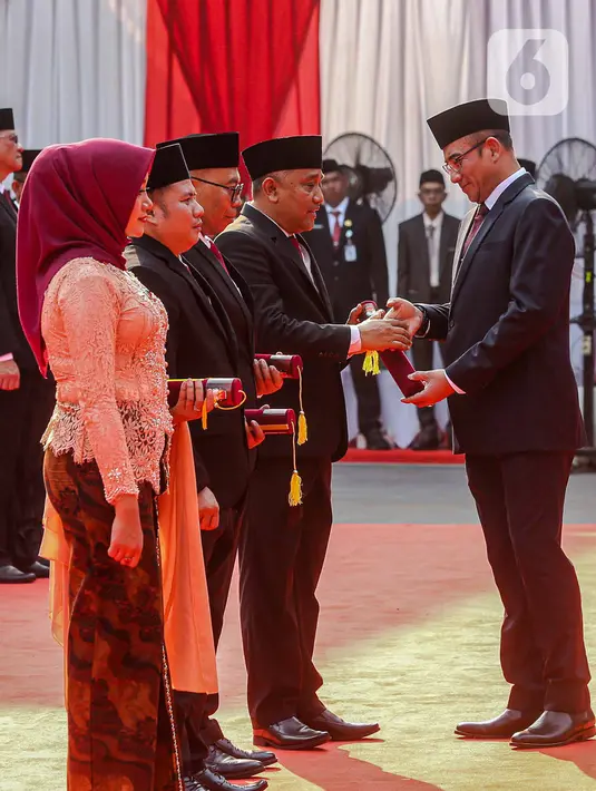 Ketua KPU Hasyim Asy'ari melantik anggota KPU kabupaten/kota usai pelantikan di halaman Kantor KPU, Jakarta, Minggu (24/3/2023). (Liputan6.com/Faizal Fanani)