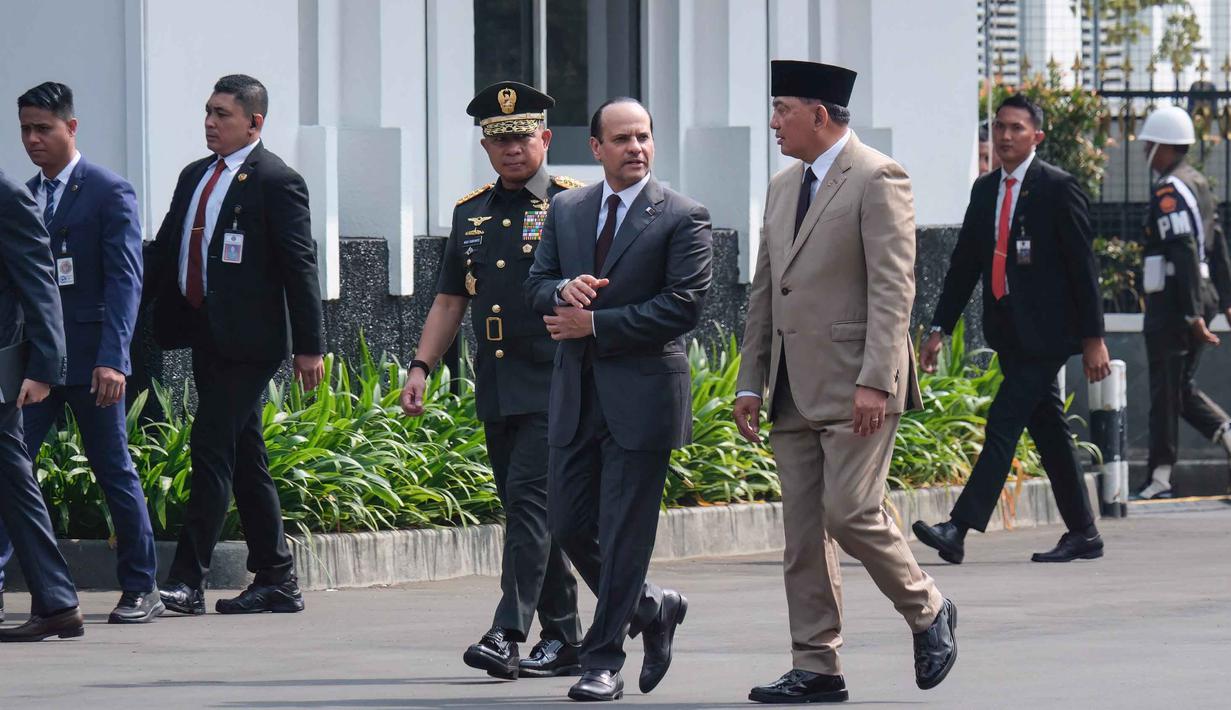 Menteri Pertahanan Republik Indonesia, Sjafrie Sjamsoeddin (ke-3 dari kanan) berjalan bersama Menteri Pertahanan Qatar Sheikh Saoud bin Abdulrahman Al Thani (tengah) saat pertemuan mereka di Kementerian Pertahanan, Jakarta, Selasa 2 Juni 2026. (BAY ISMOYO/AFP)