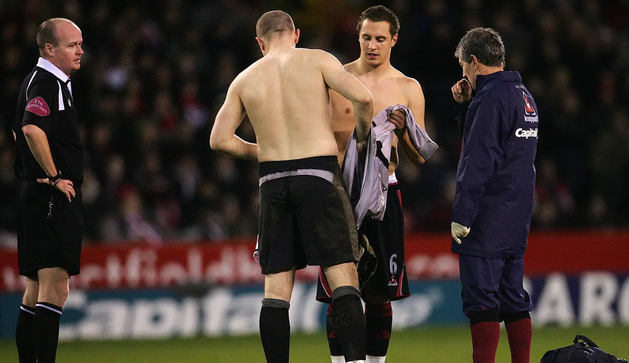 2. Phil Jagielka (Sheffield United Vs Arsenal, 2006) - Menghadapi Arsenal dirinya mampu menjadi kiper dadakan dengan cukup baik yang berbuah kemenangan. Dirinya mampu menepis peluang emas dari Robin Van Persie. (AFP/Paul Ellis)