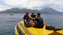 Tiga pemain Malut United berada di atas speed boat saat ingin menuju ke Kota Tidore, Maluku Utara. (Bola.com/Okie Prabhowo)