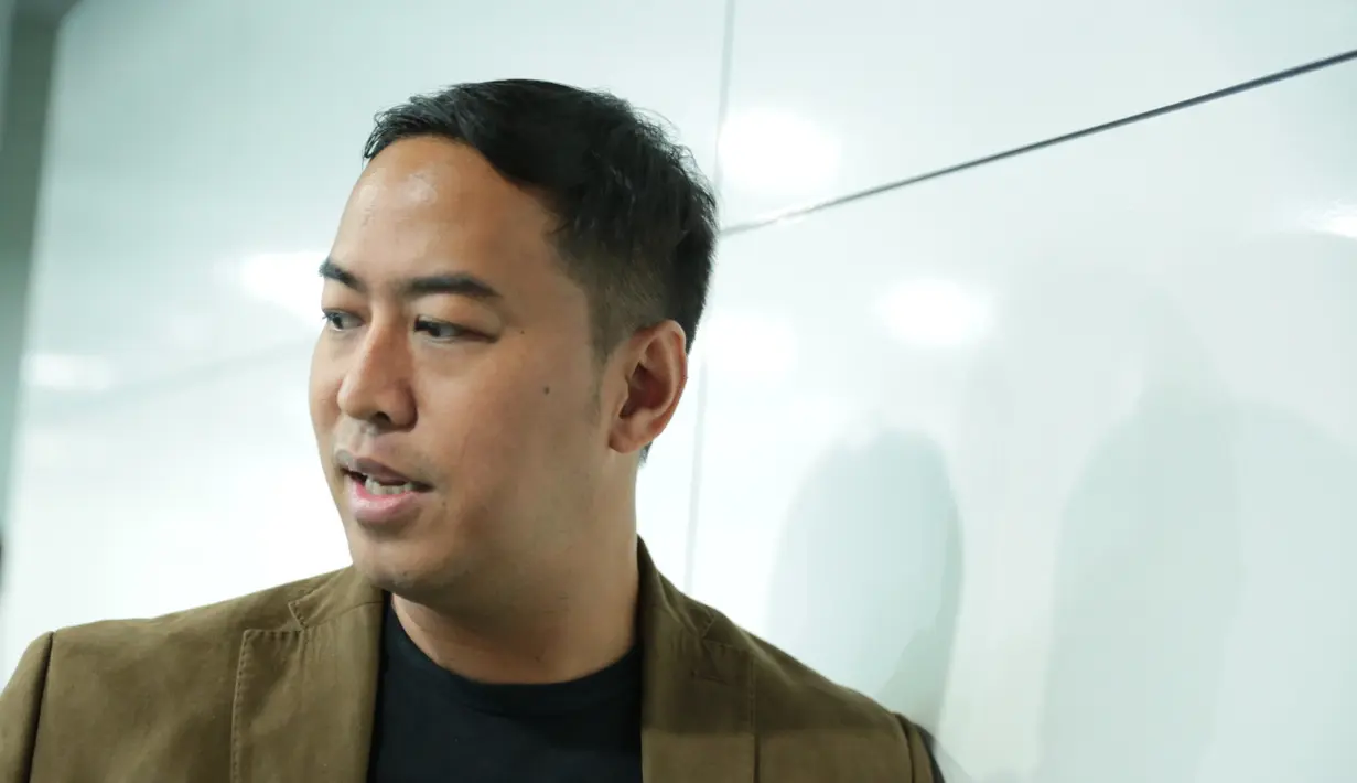 Dalam rangka memperingati Hari Sumpah Pemuda, Pandji sebagai pembicara di Bukatalk yang diselenggarakan Buka Lapak mengatakan, bukan saatnya para pemuda malu menunjukan karya yang diciptakannya. (Adrian Putra/Bintang.com)