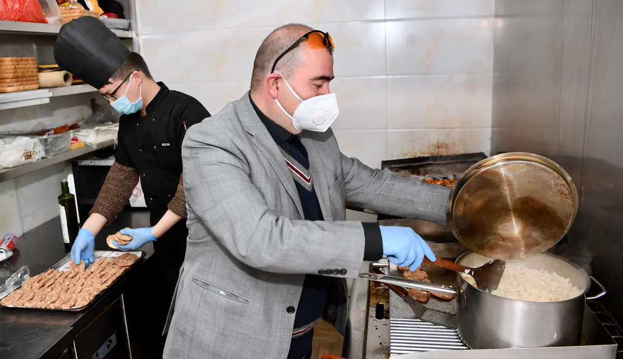 Alaaddin Colak bersama staf menyiapkan makanan gratis untuk para pekerja medis di restorannya di Fuzhou, China, 9 Februari 2020. Warga Turki yang tinggal di Fuzhou selama lebih dari 25 tahun itu mengelola sebuah restoran khas Turki yang populer di kalangan penduduk setempat. (Xinhua/Jiang Kehong)